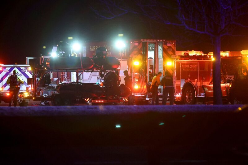 Operação de resgate em busca de sobreviventes após acidente de avião da American Airlines em Washington DC Operação de resgate em busca de sobreviventes após acidente de avião da American Airlines em Washington DC