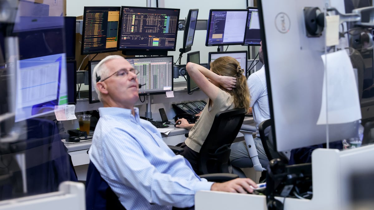 Wall Street abre con cautela ante el alza del petróleo y la espera del dato de inflación