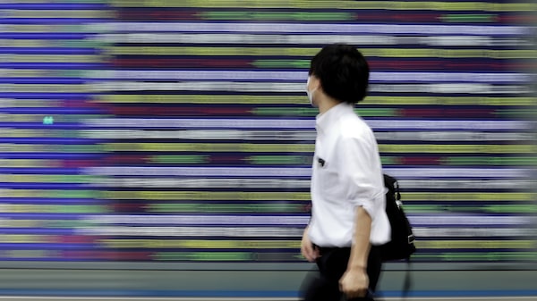 Bolsas de Asia operan mixtas mientras dólar ronda nivel récord Bolsas de Asia operan mixtas mientras dólar ronda nivel récord