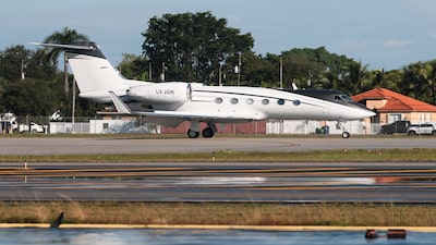 Jet privado usado por Bolsonaro para salir de Brasil pertenece a empresa ligada a escándalo de Milei Jet privado usado por Bolsonaro para salir de Brasil pertenece a empresa ligada a escándalo de Milei