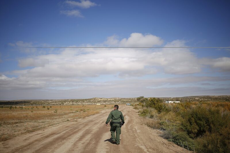 Un agente de la patrulla fronteriza de Estados Unidos en Fort Hancock, Texas. Un agente de la patrulla fronteriza de Estados Unidos en Fort Hancock, Texas.