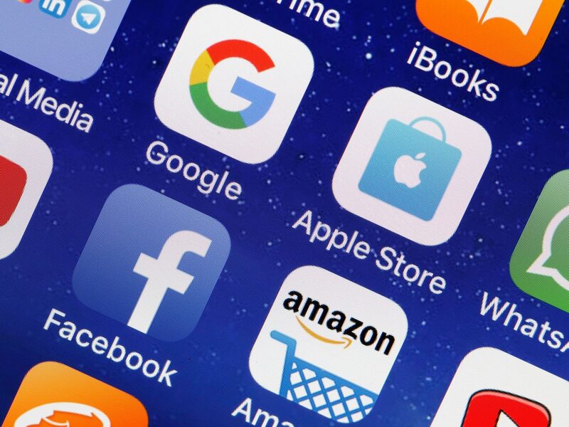 Los logotipos de las aplicaciones Google, Apple, Facebook y Amazon (GAFA) aparecen en la pantalla de un iPhone de Apple el 31 de mayo de 2018 en París, Francia. El acrónimo GAFA hace referencia a las cuatro empresas más poderosas del mundo de internet: Google, Apple, Facebook y Amazon. La Unión Europea ha decidido gravar mejor a los gigantes de internet con la propuesta de Bruselas de gravar el 3% de los ingresos generados por los datos de los usuarios de las empresas de internet. (Foto de Chesnot/Getty Images) Fotógrafo: Chesnot/Getty Images Europe Los logotipos de las aplicaciones Google, Apple, Facebook y Amazon (GAFA) aparecen en la pantalla de un iPhone de Apple el 31 de mayo de 2018 en París, Francia. El acrónimo GAFA hace referencia a las cuatro empresas más poderosas del mundo de internet: Google, Apple, Facebook y Amazon. La Unión Europea ha decidido gravar mejor a los gigantes de internet con la propuesta de Bruselas de gravar el 3% de los ingresos generados por los datos de los usuarios de las empresas de internet. (Foto de Chesnot/Getty Images) Fotógrafo: Chesnot/Getty Images Europe