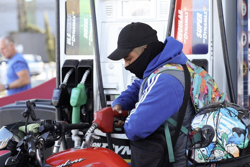 Un usuario llena el tanque de combustible de su motocicleta en una estación de servicio de Guatemala, el 11 de marzo de 2026. Un usuario llena el tanque de combustible de su motocicleta en una estación de servicio de Guatemala, el 11 de marzo de 2026.