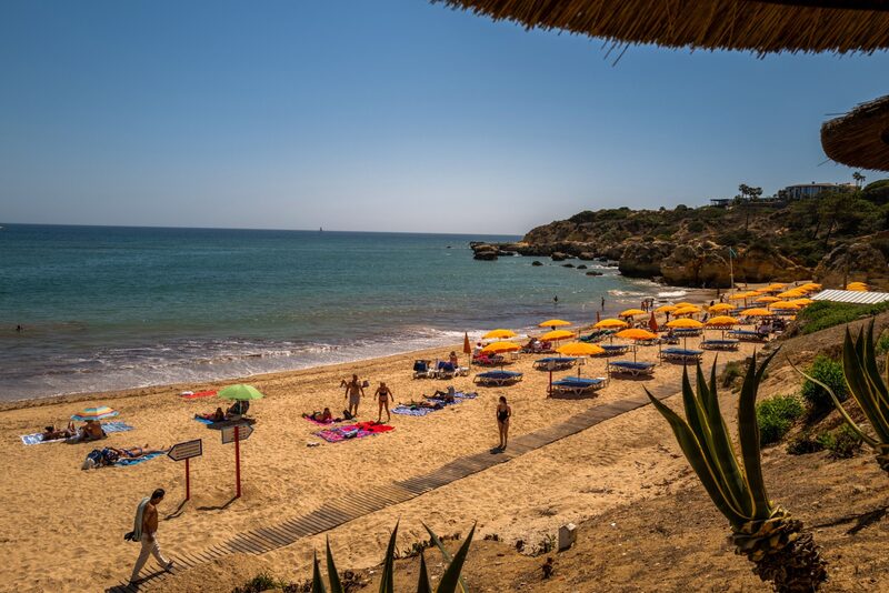 Región del Algarve. Los bañistas se relajan en la playa de Oura en Albufeira, Portugal, el sábado 29 de mayo de 2021. Región del Algarve. Los bañistas se relajan en la playa de Oura en Albufeira, Portugal, el sábado 29 de mayo de 2021.