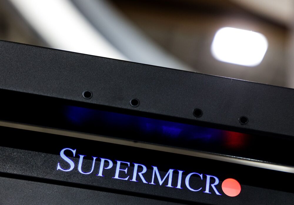 Super Micro Computer Inc. es un compañía que fabrica servidores de alta potencia. Super Micro Computer Inc. es un compañía que fabrica servidores de alta potencia.