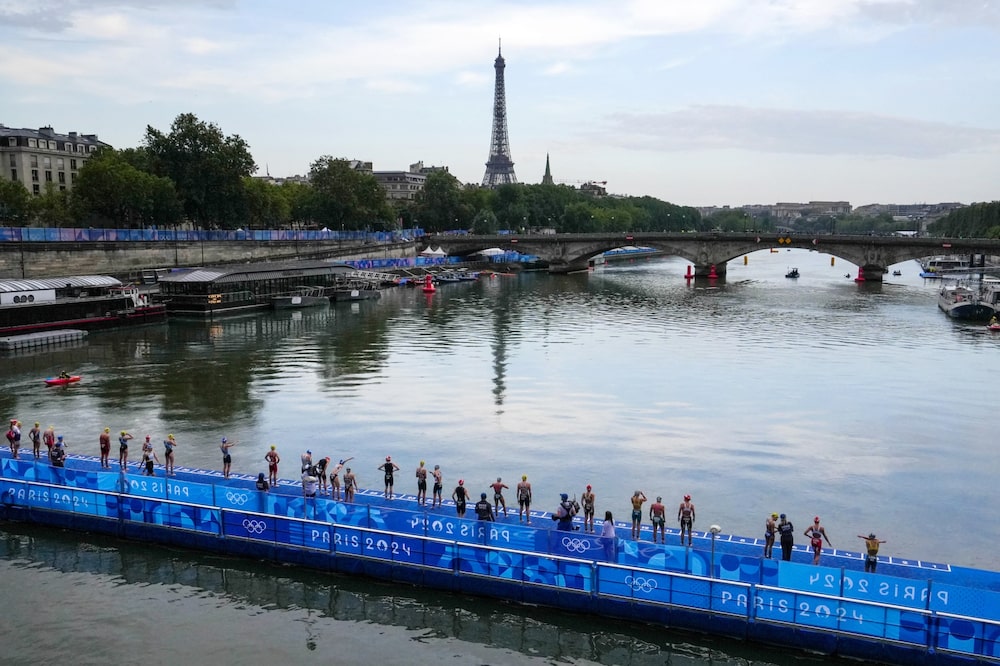 Salida de la etapa de natación en el triatlón femenino en el río Sena de París, donde se informó se enfermaron competidoras. Fotógrafo: Nathan Laine/Bloomberg Salida de la etapa de natación en el triatlón femenino en el río Sena de París, donde se informó se enfermaron competidoras. Fotógrafo: Nathan Laine/Bloomberg