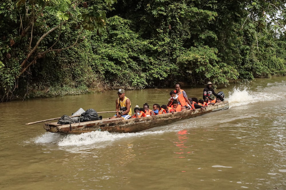Los migrantes cruzan el traicionero paso del Darién camino de la frontera con EE.UU. Los migrantes cruzan el traicionero paso del Darién camino de la frontera con EE.UU.