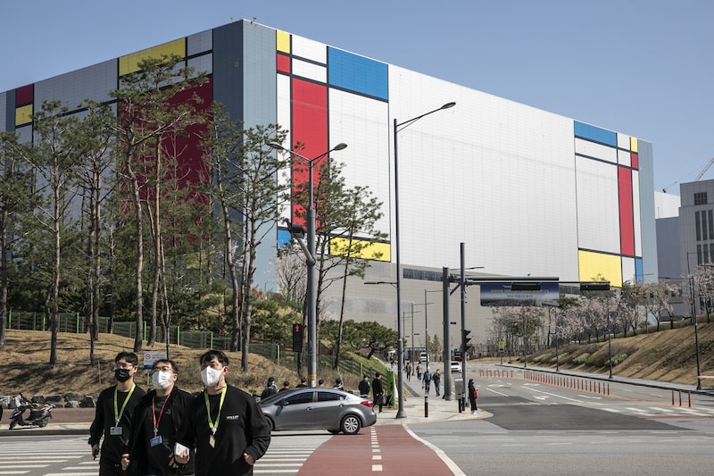 La planta de fabricación de semiconductores de Samsung Electronics Co. en Pyeongtaek. Fotógrafo: Jean Chung/Bloomberg La planta de fabricación de semiconductores de Samsung Electronics Co. en Pyeongtaek. Fotógrafo: Jean Chung/Bloomberg
