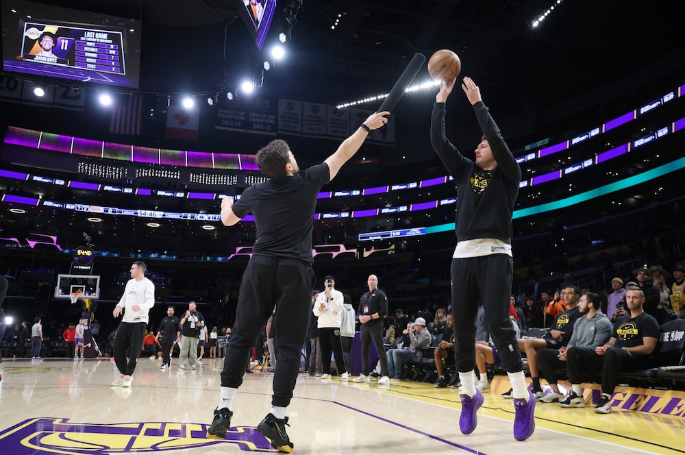 Basquete: Bob Iger, de 75 anos, planeja atuar na gestão diária do Lakers. Basquete: Bob Iger, de 75 anos, planeja atuar na gestão diária do Lakers.