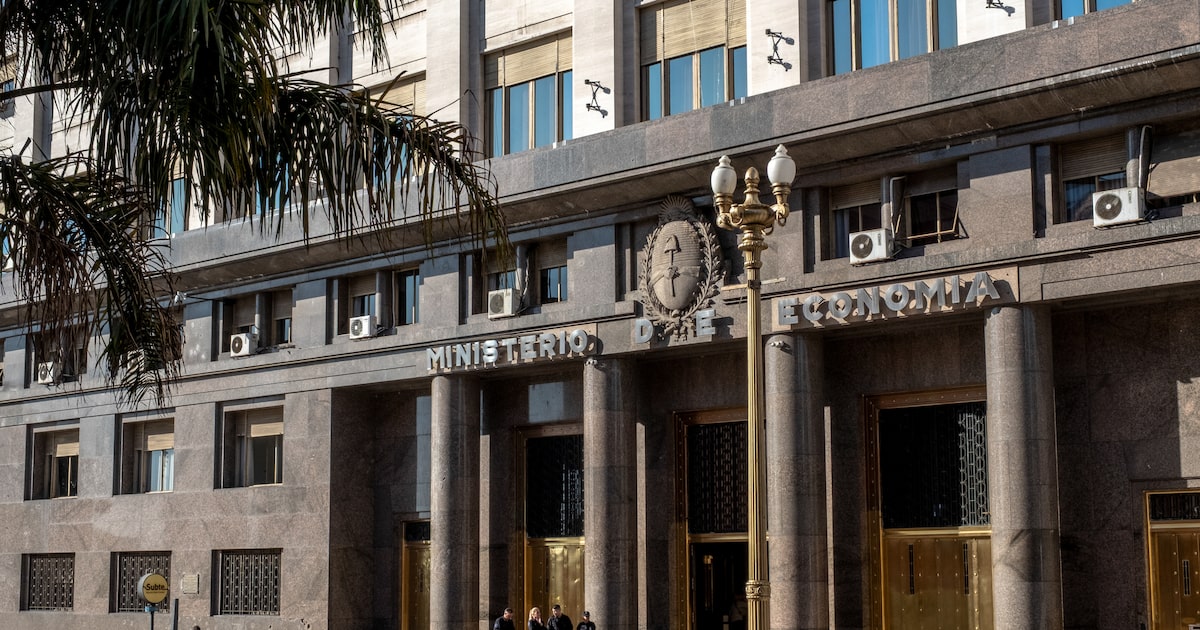 TESORO ARGENTINO CAPTURA DÓLARES Y ROLLO DEUDA EN PESOS