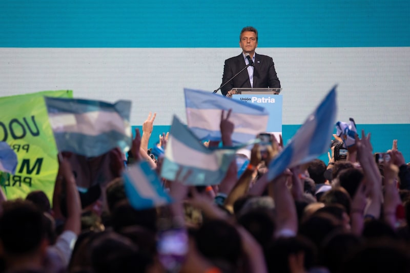 Sergio Massa habla durante un mitin la noche electoral en Buenos Aires, Argentina, el 22 de octubre.Foto: María Amasanti/Bloomberg Sergio Massa habla durante un mitin la noche electoral en Buenos Aires, Argentina, el 22 de octubre.Foto: María Amasanti/Bloomberg