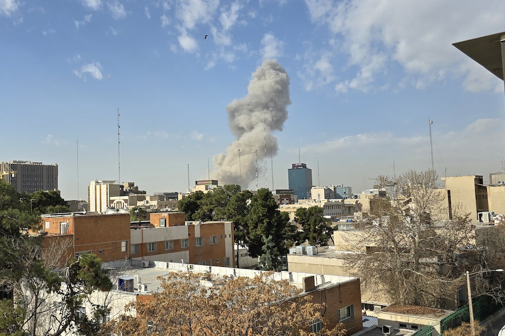 El humo se eleva tras una explosión en Teherán. El humo se eleva tras una explosión en Teherán.