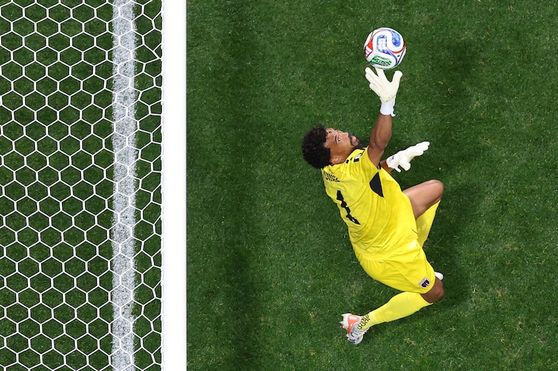 El portero de Cabo Verde, Vozinha, realiza una parada durante el partido del Grupo H de la Copa Mundial de la FIFA 2026 contra España, disputado en el Estadio de Atlanta el 15 de junio. El portero de Cabo Verde, Vozinha, realiza una parada durante el partido del Grupo H de la Copa Mundial de la FIFA 2026 contra España, disputado en el Estadio de Atlanta el 15 de junio.