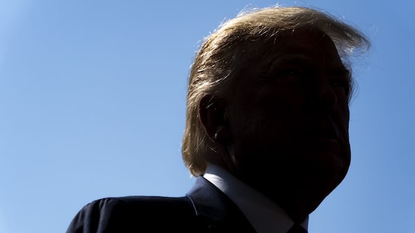 Trump, Clinton y Bannon aparecen en nuevas fotos divulgadas del caso Epstein Trump, Clinton y Bannon aparecen en nuevas fotos divulgadas del caso Epstein