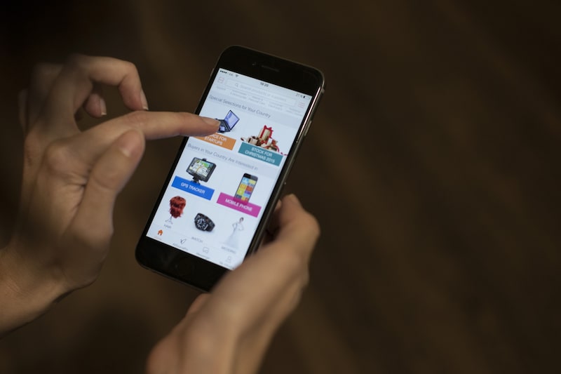 Productos eléctricos se muestran en la aplicación de compras para teléfonos inteligentes de Alibaba Group Holding Ltd. mientras un usuario sostiene un teléfono inteligente en esta fotografía arreglada en Hong Kong, China, el viernes 16 de octubre de 2015. Productos eléctricos se muestran en la aplicación de compras para teléfonos inteligentes de Alibaba Group Holding Ltd. mientras un usuario sostiene un teléfono inteligente en esta fotografía arreglada en Hong Kong, China, el viernes 16 de octubre de 2015.