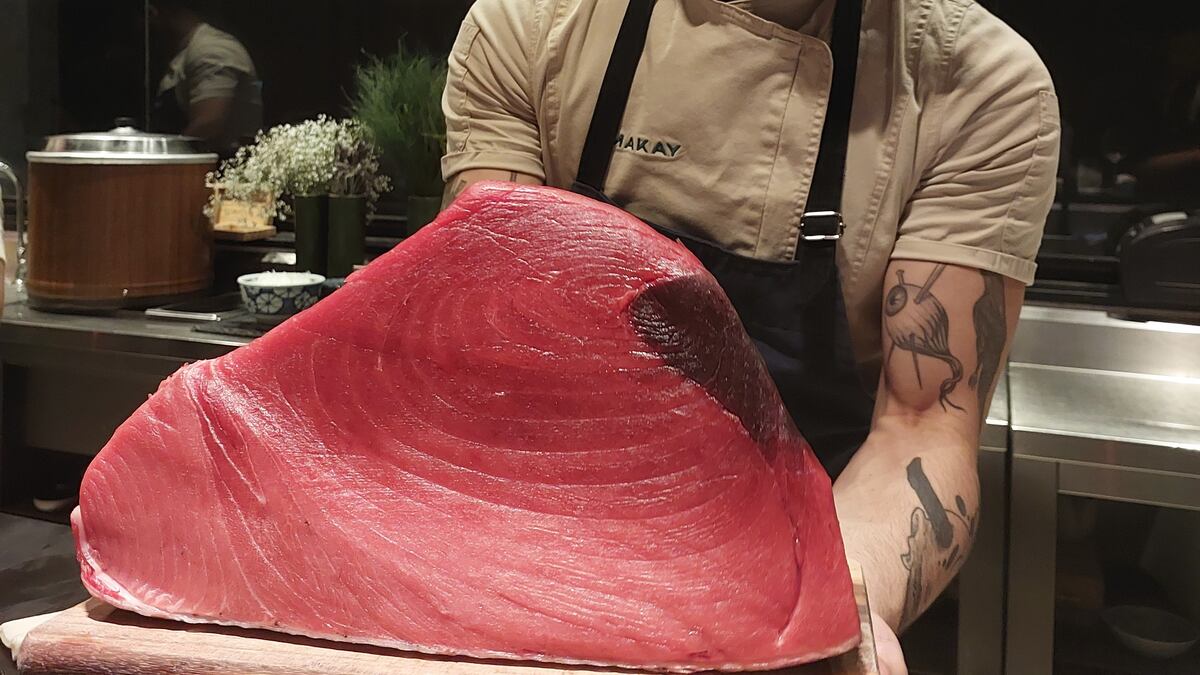 O chef Neto Fonseca apresenta uma peça de cerca de 5 quilos de filé de atum no Imakay (Foto: Divulgação)