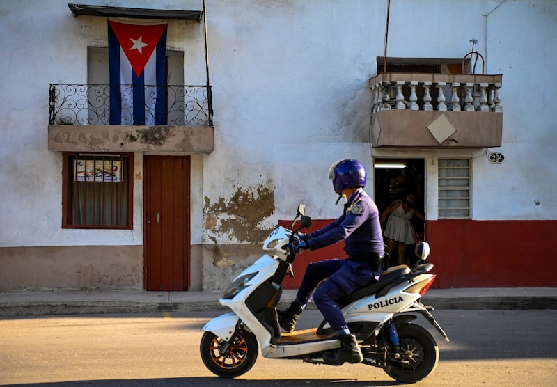 Un agente de policía circula en motocicleta frente a una casa en La Habana. Foto: Yamil Lage/AFP/Getty Images Un agente de policía circula en motocicleta frente a una casa en La Habana. Foto: Yamil Lage/AFP/Getty Images