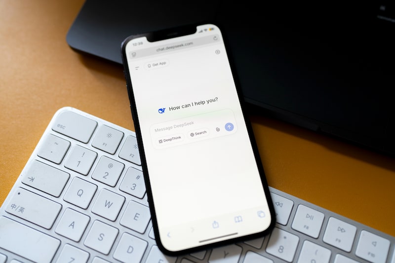 El chatbot Deepseek se instaló en un teléfono inteligente en Shanghái, China. Fotógrafo: Raul Ariano/Bloomberg. El chatbot Deepseek se instaló en un teléfono inteligente en Shanghái, China. Fotógrafo: Raul Ariano/Bloomberg.