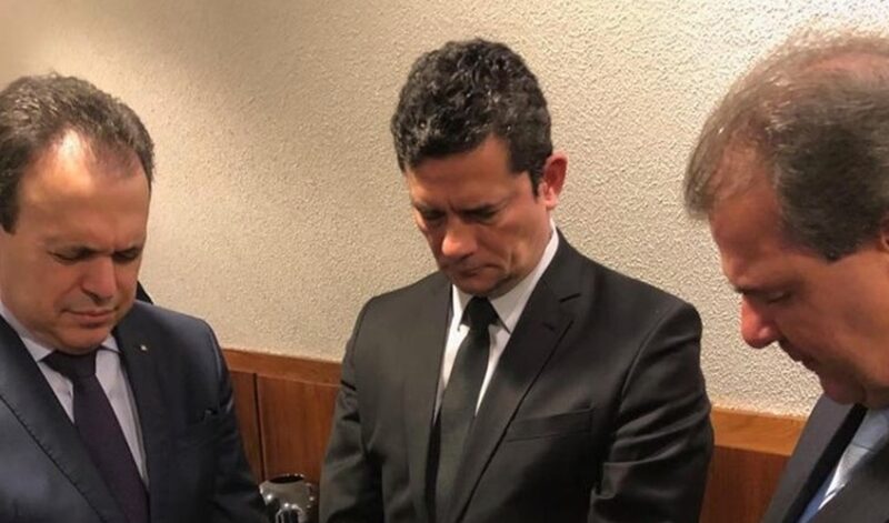 Moro com pastores do grupo Gideões Internacionais, durante oração, em 2019 Moro com pastores do grupo Gideões Internacionais, durante oração, em 2019
