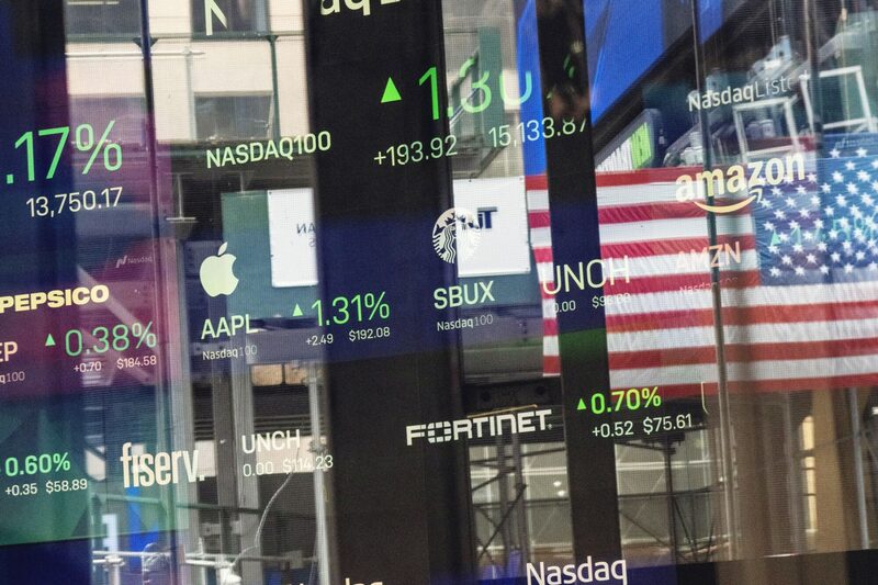 El equipo de JPMorgan Chase & Co. fue el último en señalar que las valoraciones de los siete gigantes tecnológicos que han impulsado la histórica subida en Wall Street actualmente son más bajas. El equipo de JPMorgan Chase & Co. fue el último en señalar que las valoraciones de los siete gigantes tecnológicos que han impulsado la histórica subida en Wall Street actualmente son más bajas.