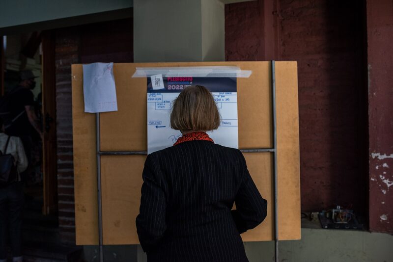 Una votante durante el referéndum constitucional en Santiago de Chile, el 4 de septiembre de 2022. Fotógrafo: Cristóbal Olivares/Bloomberg Una votante durante el referéndum constitucional en Santiago de Chile, el 4 de septiembre de 2022. Fotógrafo: Cristóbal Olivares/Bloomberg