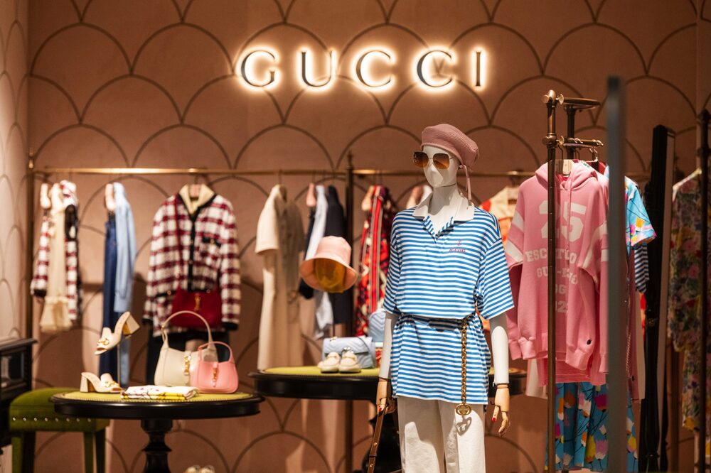 Roupas de luxo expostas em uma loja da Gucci na loja de departamentos La Samaritaine, operada pela LVMH Moet Hennessy Louis Vuitton SE, em Paris Roupas de luxo expostas em uma loja da Gucci na loja de departamentos La Samaritaine, operada pela LVMH Moet Hennessy Louis Vuitton SE, em Paris