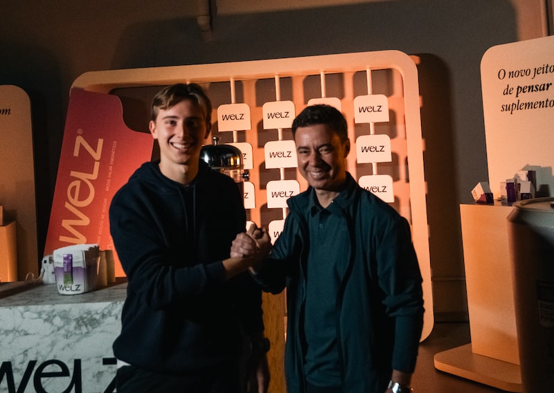Gabriel Sens, 48 anos, fundador e CEO da Live!, e o filho, Theo Sens, 22 anos, à frente da Welz, nova marca de suplementação do grupo catarinense de moda fitness. Gabriel Sens, 48 anos, fundador e CEO da Live!, e o filho, Theo Sens, 22 anos, à frente da Welz, nova marca de suplementação do grupo catarinense de moda fitness.