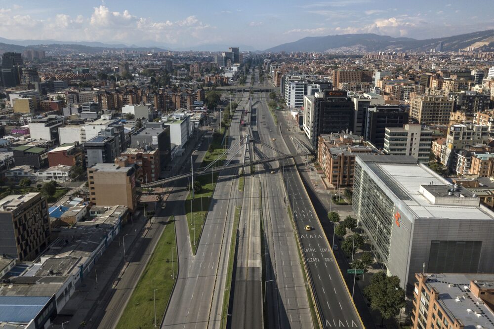 Los vehículos circulan por carreteras casi desiertas en esta fotografía aérea tomada en Bogotá, Colombia, el domingo 22 de marzo de 2020. Los vehículos circulan por carreteras casi desiertas en esta fotografía aérea tomada en Bogotá, Colombia, el domingo 22 de marzo de 2020.
