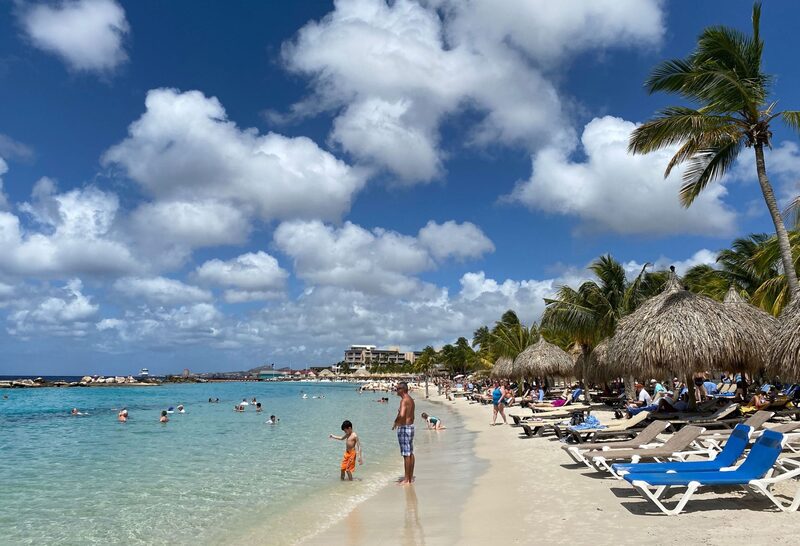 La gente disfruta de la playa de Mambo al sur de Willemstad, Curazao, en el Caribe holandés. Fotógrafo: Daniel Slim/AFP/Getty Images La gente disfruta de la playa de Mambo al sur de Willemstad, Curazao, en el Caribe holandés. Fotógrafo: Daniel Slim/AFP/Getty Images