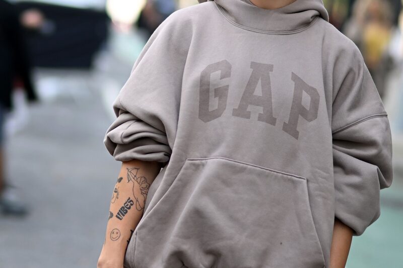 Un primer plano de Veronica Guilty con una sudadera con capucha de Yeezy Gap Baleciaga en Spring Studios el 10 de septiembre de 2022 en la ciudad de Nueva York. Un primer plano de Veronica Guilty con una sudadera con capucha de Yeezy Gap Baleciaga en Spring Studios el 10 de septiembre de 2022 en la ciudad de Nueva York.