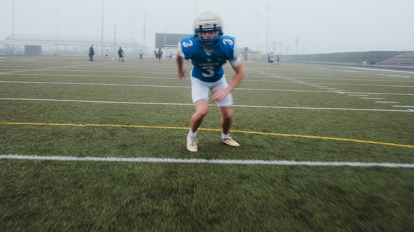 Fundas para cascos se extienden en el fútbol americano escolar ante preocupación por lesiones Fundas para cascos se extienden en el fútbol americano escolar ante preocupación por lesiones