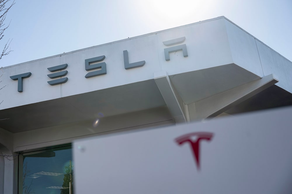 Tesla enfrenta desafíos operativos y regulatorios que podrían impactar su producción y rentabilidad, incluyendo riesgos en la fabricación de baterías y normativas internacionales. Tesla enfrenta desafíos operativos y regulatorios que podrían impactar su producción y rentabilidad, incluyendo riesgos en la fabricación de baterías y normativas internacionales.
