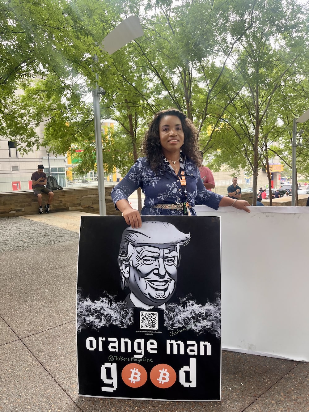 Charlene Brown, que publica Tokens Magazine, sostiene su cartel de “Orange Man Good” fuera de la conferencia Bitcoin 2024 en Nashville. Charlene Brown, que publica Tokens Magazine, sostiene su cartel de “Orange Man Good” fuera de la conferencia Bitcoin 2024 en Nashville.