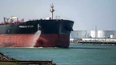 Escasez de superpetroleros dispara el costo de transportar crudo y amenaza los flujos globales Escasez de superpetroleros dispara el costo de transportar crudo y amenaza los flujos globales