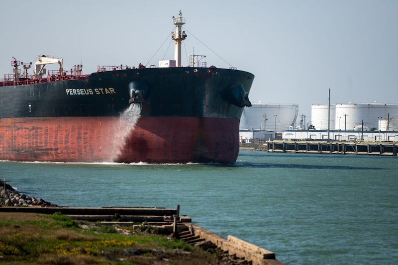 El petrolero de crudo Perseus Star parte del puerto de Corpus Christi en Corpus Christi, Texas. El petrolero de crudo Perseus Star parte del puerto de Corpus Christi en Corpus Christi, Texas.