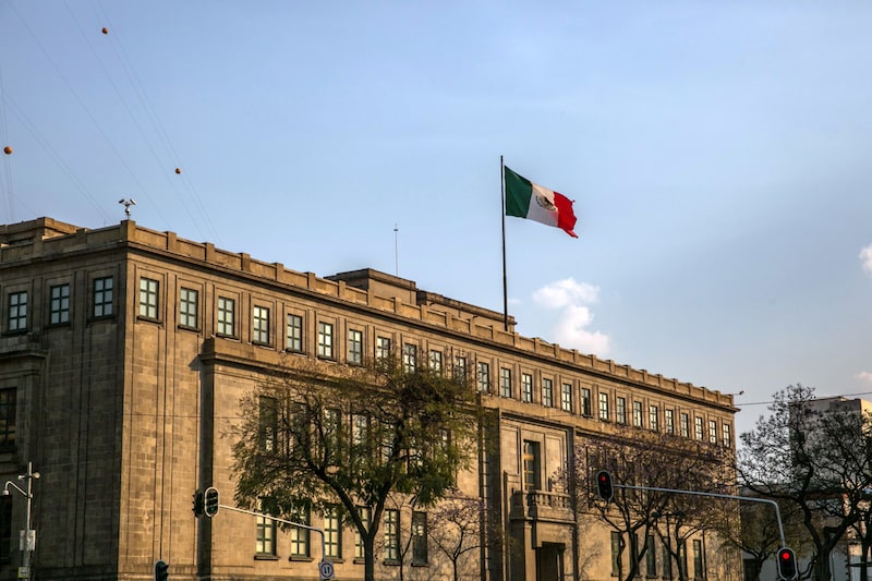 Una bandera mexicana ondea afuera de la Suprema Corte de Justicia de la Nación en Ciudad de México. Una bandera mexicana ondea afuera de la Suprema Corte de Justicia de la Nación en Ciudad de México.