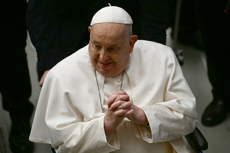 El papa Francisco permanecerá en el hospital: el Vaticano dice que su estado es “complejo”. El papa Francisco permanecerá en el hospital: el Vaticano dice que su estado es “complejo”.