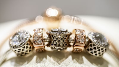 Pandora anticipa estancamiento de ventas y pausa recompras por altos precios de la plata Pandora anticipa estancamiento de ventas y pausa recompras por altos precios de la plata