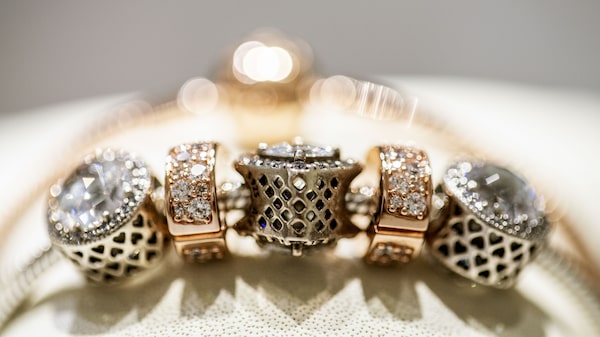 Pandora anticipa estancamiento de ventas y pausa recompras por altos precios de la plata Pandora anticipa estancamiento de ventas y pausa recompras por altos precios de la plata