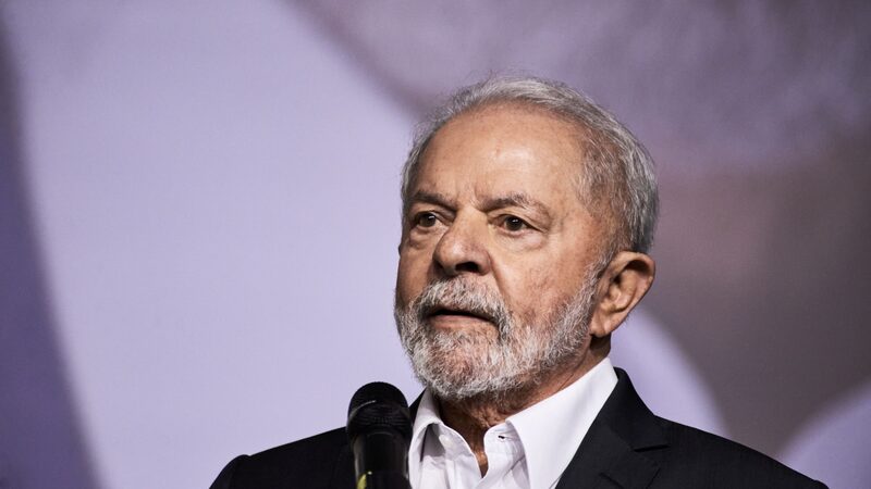 Lula está acordado e consciente e ficará em observação na UTI, diz Sírio-Libanês Lula está acordado e consciente e ficará em observação na UTI, diz Sírio-Libanês