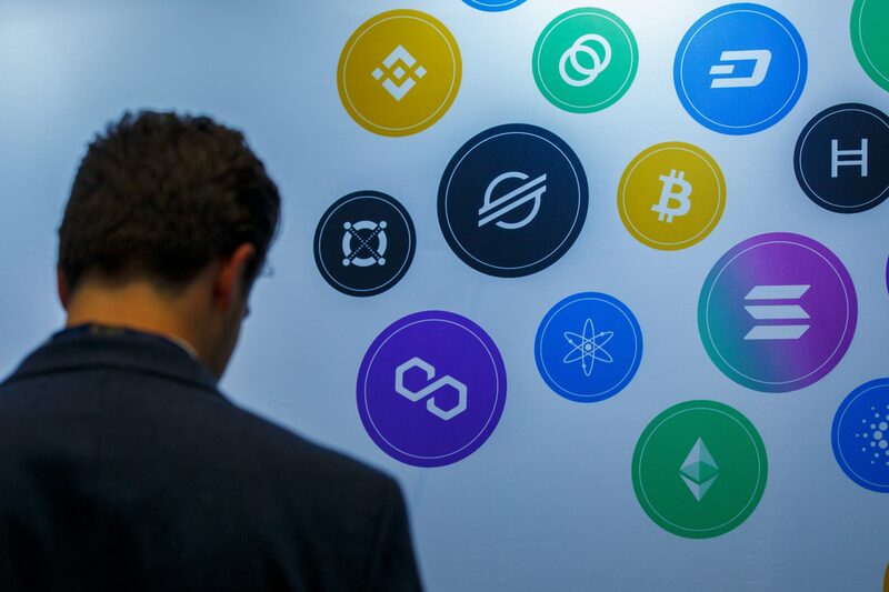 Un asistente cerca de los logotipos de diferentes criptodivisas en la Cumbre de Activos Digitales de CryptoCompare en Old Billingsgate en Londres, Reino Unido, el miércoles 30 de marzo de 2022. Fotógrafo: Luke MacGregor/Bloomberg Un asistente cerca de los logotipos de diferentes criptodivisas en la Cumbre de Activos Digitales de CryptoCompare en Old Billingsgate en Londres, Reino Unido, el miércoles 30 de marzo de 2022. Fotógrafo: Luke MacGregor/Bloomberg