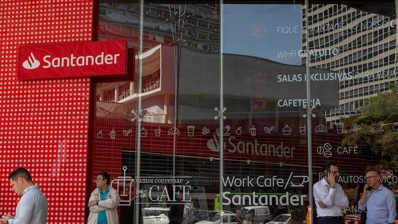 Santander Brasil: ação cai 21% no ano e desconto em relação à matriz atinge recorde Santander Brasil: ação cai 21% no ano e desconto em relação à matriz atinge recorde