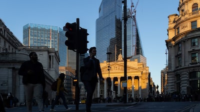 BOE sube tasas en 75 pbs pero rechaza camino de alzas futuras previstas por mercados BOE sube tasas en 75 pbs pero rechaza camino de alzas futuras previstas por mercados