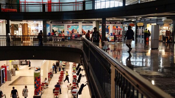 Consumo estancado en EE.UU. muestra presión en los hogares y divide a la Fed Consumo estancado en EE.UU. muestra presión en los hogares y divide a la Fed