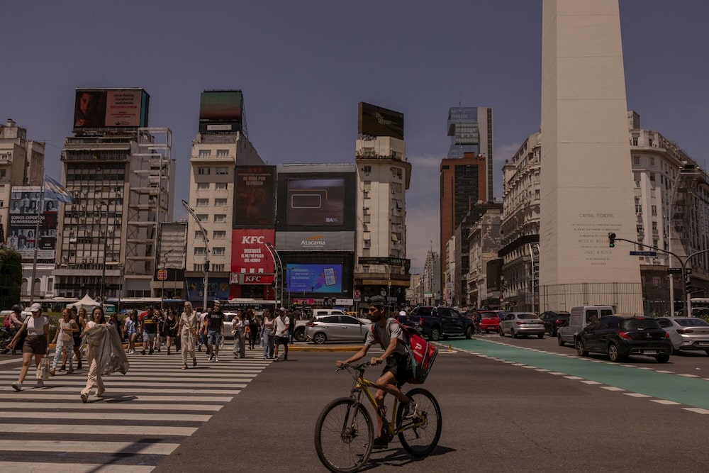 En la foto, peatones pasan cerca del Obelisco en Buenos Aires, Argentina. En la foto, peatones pasan cerca del Obelisco en Buenos Aires, Argentina.