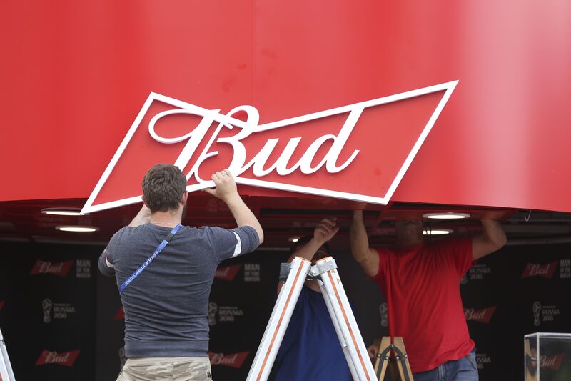 Los trabajadores preparan un logotipo para promocionar la cerveza Bud, fabricada por Anheuser-Busch InBev SA, en un pabellón corporativo durante los preparativos antes de la Copa Mundial de la FIFA fuera del estadio Luzhniki en Moscú, Rusia, el miércoles 13 de junio de 2018. Los trabajadores preparan un logotipo para promocionar la cerveza Bud, fabricada por Anheuser-Busch InBev SA, en un pabellón corporativo durante los preparativos antes de la Copa Mundial de la FIFA fuera del estadio Luzhniki en Moscú, Rusia, el miércoles 13 de junio de 2018.