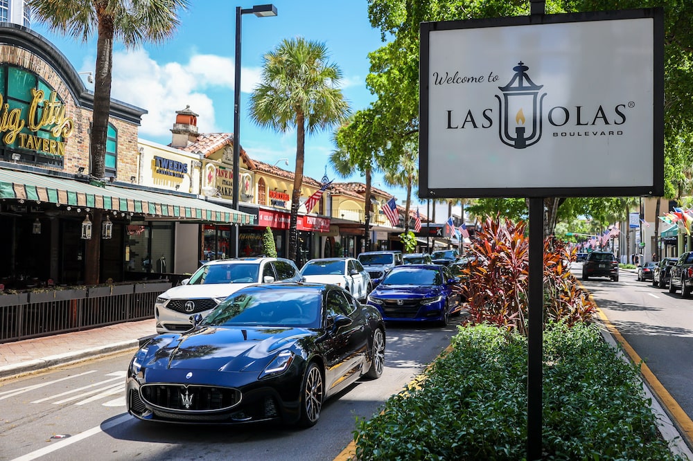 Placa em frente a veículos na Las Olas Boulevard, em Fort Lauderdale, na Flórida (EUA), na quarta-feira (16 de setembro de 2026). Fort Lauderdale atraiu uma enxurrada de projetos de condomínios de luxo e um dos maiores novos inquilinos corporativos da região. Placa em frente a veículos na Las Olas Boulevard, em Fort Lauderdale, na Flórida (EUA), na quarta-feira (16 de setembro de 2026). Fort Lauderdale atraiu uma enxurrada de projetos de condomínios de luxo e um dos maiores novos inquilinos corporativos da região.