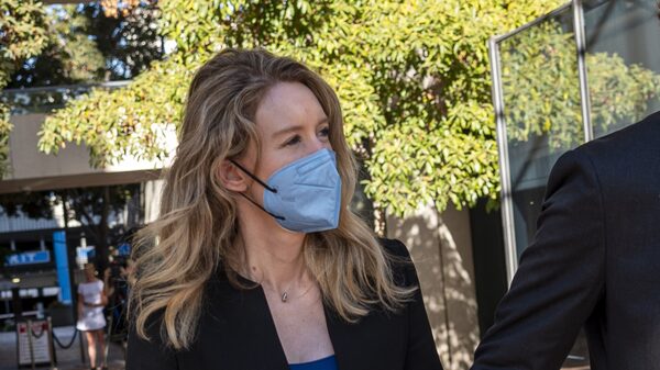 Director de laboratorio Theranos se revela como fuente clave del WSJ Director de laboratorio Theranos se revela como fuente clave del WSJ