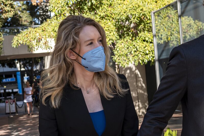 Elizabeth Holmes sale del tribunal federal de San José, California, el 22 de septiembre. Elizabeth Holmes sale del tribunal federal de San José, California, el 22 de septiembre.