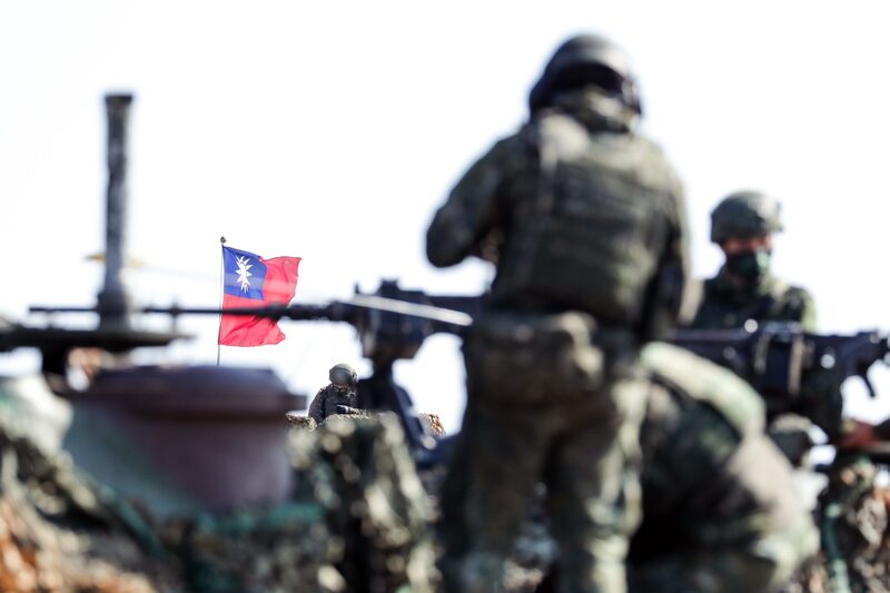 Una bandera taiwanesa ondea durante un ejercicio militar de las Fuerzas Armadas de la República de China en Hukou, condado de Hsinchu, Taiwán, el martes 19 de enero de 2021. Una bandera taiwanesa ondea durante un ejercicio militar de las Fuerzas Armadas de la República de China en Hukou, condado de Hsinchu, Taiwán, el martes 19 de enero de 2021.